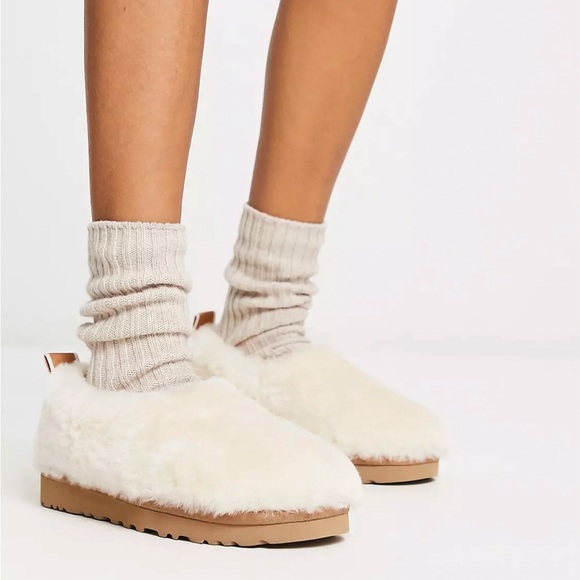 NWOT women’s UGG classic cozy shearling bootie in natural Size US 9 UK 7 EU 40 - Picture 3 of 9